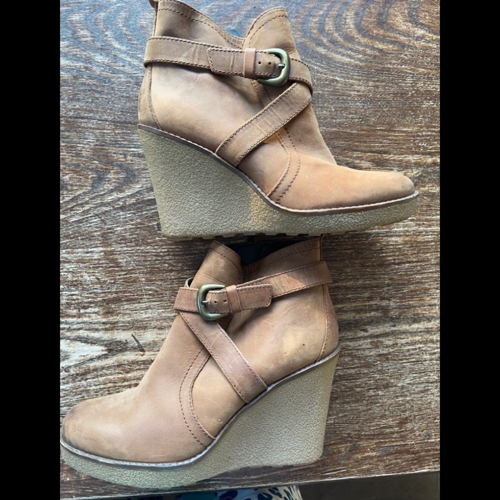 Size 39 wedge booties